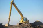 Ein KOMATSU PC 240 LC Raupenbagger der Fa. Langar auf der Westmole in Warnem�nde, 24.01.14