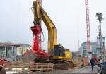 Einer der gr��ten Raupenbagger, den ich die letzten Jahre in Berlin  zu Gesicht bekommen habe, dieser KOMATSU PC750SE RWG I am 23.12.07 beim  Erdaushub f�r das hier geplante Hochhaus am S-Bhf.