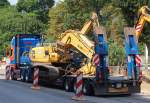 Baumaschinentransport mit Scania Zugmachine von der Fa SCHILLER TRANSPORTE mir einem HKL KOMATSU PC210LC Leasingraupenbagger auf der Tiefladebr�cke am 19.07.10 Berliner Str.