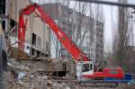 Ein LIEBHERR R954 Long Front Abri�-Raupenbagger RWG I beim Abri� eines Fabrikgeb�udes N�he Berln-Ostbhf.
