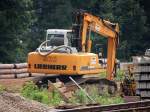 Leasingbaumaschine und in dieser Form nicht sehr h�ufig zu sehen, der LIEBHERR 900 Litronic als Raupenbagger, 09.08.10 Baustelle Bhf.