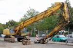 Gewaltiger Raupenbagger mit Long Front Aufsatz mit Abri�zange, ein NEW HOLLAND E 485 der Fa.