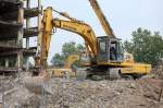 Ein NEW HOLLAND E265 Raupenbagger bei den gro�fl�chigen Abri�arbeiten N�he S-Bhf.