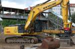 Mietbaumaschine, ein NEW HOLLAND KOBELCO E265C Raupenbagger, Abri�arbeiten am alten S-Bhf.