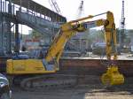 Ein NEW HOLLAND KOBELCO E215B Raupenbagger der Fa. DETRAHIMUS Arbriss & Erdbau GmbH, 27.10.14 Großbaustelle Berlin-Ostkreuz.