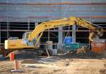 NEW HOLLAND E215B, ein Raupenbagger bei Bauarbeiten N�he S-Bhf.