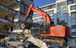 VOLVO? LIEBHERR? ich vermag diesen Raupenbagger der Entsorgungsfa.