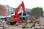 Da war richtig was los, wo jetzt inzwischen alles mit B�robauten zugebaut ist, die Gro�baustelle Hackescher Markt mitten in Berlin, Bildmitte ein dicker roter VOLVO EC290B der Fa.