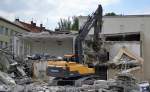 Ein VOLVO EC250DNL Raupenbagger bei Abrißarbeiten am 15.07.15 Berlin-Pankow.