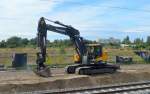 Ein VOLVO ECR235DL Raupenbagger (Mietbaumaschine) im Einsatz beim Neubau der Fernbahnstrecke zwischen Grünauer Kreuz und Berlin-Lichtenberg, Höhe Berlin Adlershof am 16.09.15