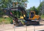 Bild aus dem S-Bahnfenster heraus, ein VOLVO EC240B NLC der Baufirma EGGERS  an der Bahnstrecke Berlin-Adlershof, 05.06.10