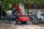 Ein VOLVO EC290 Raupenbagger hebt gerade gewaltige Betonr�hren von einer LKW-Tiefladefl�che f�r den Discounterneubau am 15.07.09 neben dem S-Bhf.
