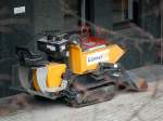 Ein sogenannter Raupendumper, Hersteller+Typ? der Baufirma G�nnel Bau, bei Bauarbeiten an der Rentenversicherungsanstalt in Berlin-Charlottenburg, 17.03.10