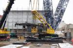 Hier wird anscheinend die Besonderheit dieses Raupenkranes gerade montiert die sogenannte Derrickausr�stung, die Aufh�ngvorrichtung f�r freischwebende Ballastgewichte f�r bis zu 400 Tonnen, 26.11.10