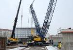 Jedenfalls geht es dieses Wochenende los, der TH�MEN Raupenkarn LIEBHERR LR 1750 wird die restlichen Br�ckensegmente am S-Bhf.