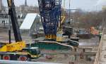 Hier noch eine andere Perspektive des LIEBHERR LR 1750 Untergestells mit seiner gewaltigen Raupe, 27.11.10 Berlin-Ostkreuz.