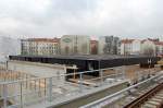 Da liegen noch immer zwei riesige Br�ckensegmente, leider keine Information �ber das Gewicht/Segment, ob die heute Nacht dran sind?, 27.11.10 Berlin-Ostkreuz.