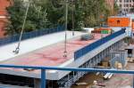 Ich habe es nicht recherchiert was diese Br�ckensegmente wiegen die der gewaltige Raupenkran der Fa sarens bew�ltigen musste am 03.10.09, aber das Bild veranschaulicht ganz gut, das in relativ