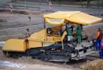 Stra�enfertiger DEMAG DF 115C bei Erdarbeiten zur Stra�envorbereitung des neuen Bushaltepunkts Berlin-Karow am Bhf.