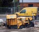 Kleine Stra�enfertigungsmaschine von DEMAG vom Typ DF 45 C bei den Bauarbeiten neben dem S-Bhf.