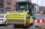 Eine weitere Tandemwalze AMMANN AV95-2 von MATTH�I steht in Bereitschaft am Rand der neuer Spandauer Damm Br�cke Berlin, 21.01.11 