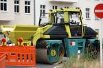 Tandemwalze mit Streutrichter vom Hersteller AMMANN Typ AV95 der Fa. M.HAJEK am 11.06.12 Berlin-Pankow.