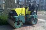 Mietbaumaschine, eine AMMANN Tandemwalze Typ AV40-2, Juni 2013 Berlin-Pankow.