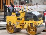 Diese kleine Tandemwalze BOMAG Typ BW 90 AD-2 der Baufirma STRABAG ist Berliner Str.