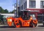 Tandemwalze HAMM DV 70 (HAMMTRONIC) mit Streutrichter der Fa. STG am 09.06.11 Berlin Niedersch�nhausen.