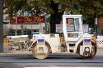 M�glicherweise eine HAMM Tandemwalze Typ? mit Streutrichter der Baufirma EUROVIA, 11.08.10 Stra�enasphaltierung der Berliner Str.