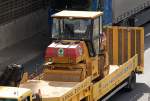 �ltere HAMM Typ? Tandemwalze der Fa. M.RITSCHEL auf der Ladefl�che eines firmeneigenen LKW, Berliner Stadtautobahn H�he Kaiserdamm, 03.09.10