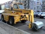 Ein Teleskoplader Typ? (Mietbaumaschine) der Fa. STARLIFT am 19.12.15 Berlin-Pankow.