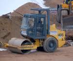 Leasingbaumaschine, ein Walzenzug mit Glattbandage von JCB Typ VIBROMAX 405, Winter 2008 Berlin.  