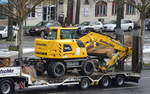 Moderner recht neuer LIEBHERR 922 rail Zweiwegebagger der Fa. Hentschke auf einer Ladefläche am 12.01.17 Berlin Adlershof.