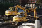 Zwei LIEBHERR 900 Litronic Bagger in Zweiwegeversion der Firmen STRABAG und Eichholz Rail am 07.11.09 bei Gleisbauarbeiten N�he S-Bhf.
