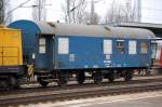 Endlich bekomme ich auch mal so einen alten Dreiachs DB Bahnbauwagen zu Gesicht (bisher hatte ich sowas nur als H0 Modell zur Hand), es ist ein Wohnschlafwagen 423 eingestellt mit der Nr.