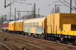 Hier ein weiterer Teil des langen Gleisbau-Umbauzuges der DB Bahnbau Gruppe am 15.02.11 Bhf.