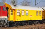 Bahndienstwagen in einem Gleisbauzug der DB Bahnbau Gruppe (ex DGT) als Wohnschlafwagen eingestellt mit der Nr.