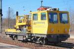 Die DB Bahnbau GmbH mit einem Motorturmwagen MTW 100 (97 99 06 005 17 - 3) am 07.03.11 in Bhf.