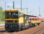 Ein R�bel BAMOWAG 54.22 der DB Bahnbaugruppe (GKW 304) mit Drehgestellflachwagen, 06.06.11 Bhf.