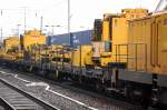 Drehgestellflachwagen mit Robel Maschine PK 101 der DB Bahnbau Gruppe (DGT) gezogen von 293 007-1  Lok 1  am 16.01.12 Bhf.