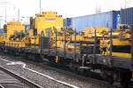 Weiterer Drehgestellflachwagen mit Robel Maschine PK 501 gezogen von 293 007-1  Lok 1  am 16.01.12 Bhf.