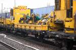 Ein Flachwagen mit diversen Maschinen gezogen von 293 007-1 am 16.01.12 BHf.
