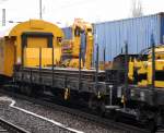 Drehgestellflachwagen mit Schienen beladen + Hydraulikgreifarmaufsatz gezogen von 293 007-1 �Lok 1  am 16.01.12 BHf.