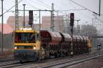 Robel BAMOWAG 54.22 der DB-Bahnbaugruppe mit Schotterwagen, hinten dran ein weiterer BAMOWAG Richtung K�nigswusterhausen, 09.01.13 Bhf.