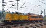 DB Netz Instandhaltung mit 203 312-4 mit ORT 708 325-6 am Haken bei der Durchfahrt Bhf.
