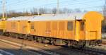 Zwei Bahndienstwagen (Wohnschlafwagen) der DB Bahnbau Gruppe, direkt hinter der Lok der Wagen mit der Nr.