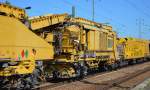 Ein weiteres Segment des Schnellumbauzuges von Plasser & Theurer vom Typ SUM Q3 der DB Bahnbau Gruppe mit der Bezeichnung SUM 315  Büffel  am 17.09.15 Bhf.