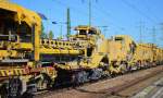 Ein weiteres Segment des Schnellumbauzuges von Plasser & Theurer vom Typ SUM Q3 der DB Bahnbau Gruppe mit der Bezeichnung SUM 315  Büffel  am 17.09.15 Bhf.
