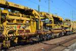 Ein weiteres Segment zum Schienen verlegen des Schnellumbauzuges von Plasser & Theurer vom Typ SUM Q3 der DB Bahnbau Gruppe mit der Bezeichnung SUM 315  Büffel  am 17.09.15 Bhf.